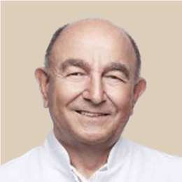 Headshot von Dr. med. Rolf Kleinen lächelnd. Aufgenommen vor einem hellen Hintergrund.