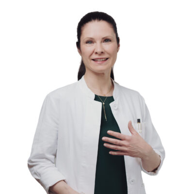 Porträt-Foto von Dr. med. Anja Reutemann lächelnd. Aufgenommen vor einem weißen Hintergrund.