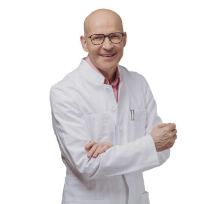 Porträt-Foto von Dr. med. Holger M. Pult lächelnd. Aufgenommen vor einem weißen Hintergrund.