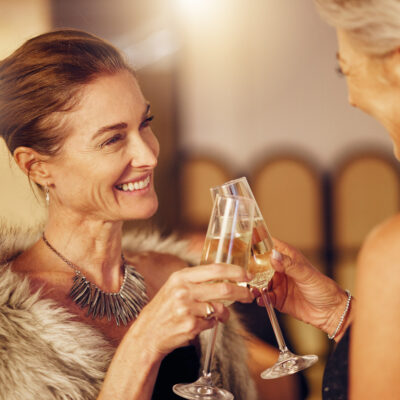 Gegen Champagnerbäckchen helfen diverse ästhetische Behandlungen.