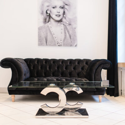 Ein elegantes Sofa wartet bei Clinic im centrum Münster auf Besucher.