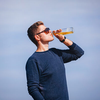 Gut aussehender Mann trinkt Bier und hat keine Bierbauch