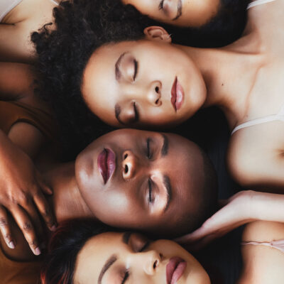 Frauen mit schönen Lippen nach einer Hyaluronbehandlung.