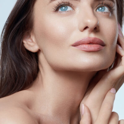 Schöne Frau mit blauen Augen mit glatter Haut nach einem Thread Lift / Fadenlifting.