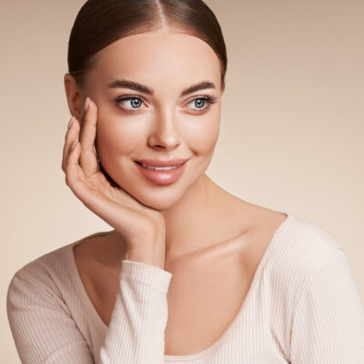Junge Frau mit schönen Butterfly Lips nach einer Lippenunterspritzung mit Hyaluron.
