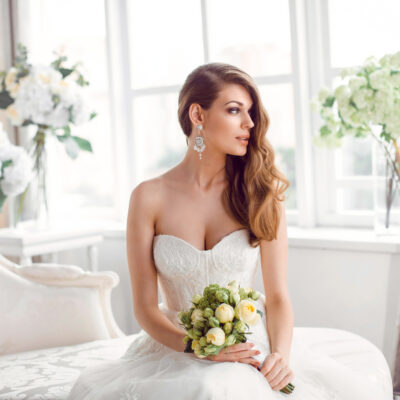 Schöne Braut mit strahlendem Teild nach Bridal Glow Behandlung.