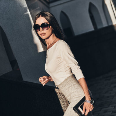 Schöne Asiatin mit Sonnenbrille nach einer axillären Brustvergrößerung.