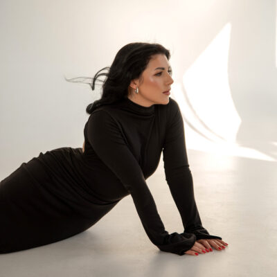 Schöne Frau in schwarzem Kleid und schönen Rundungen. Nach einem Eigenfetttransfer/ Lipofilling von den Doner Sites.