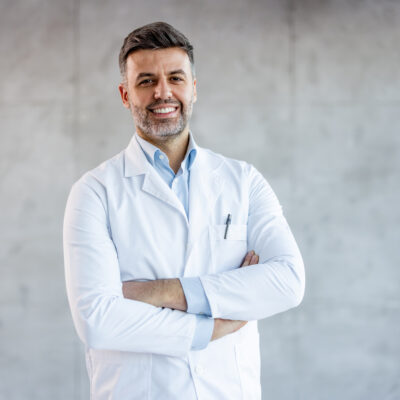 Facharzt für Plastische und Ästhetische Chirurgie erklärt voher und nachher bei einer ästhetischen Operation.