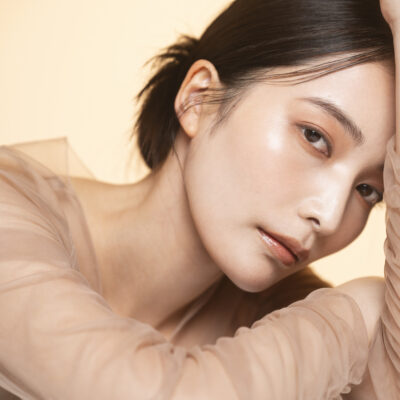 Junge Asiatin mit glatter Sttirn nach einem Forehead Facelift.