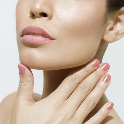 Gesicht junge Frau mit schmalem Unterkiefer nach Facial Slimming.