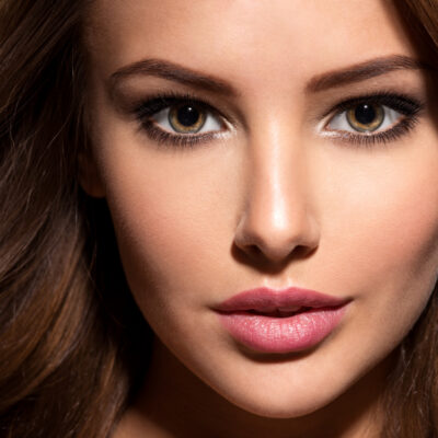 Frau mit schönen braunen mandelförmigen Augen nach einem Temporal Facelift.